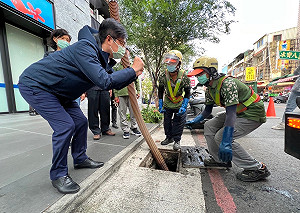 圖輯》最謙卑的市長「陳其邁」上任2週年感性發文 鞠躬彎腰親民身影曝