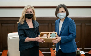 美國政要相繼訪台 外媒揭背後原因