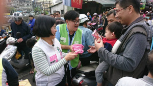 蘇巧慧拜早年 市場發送「迎新小抹布」