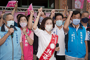 反對家族干政 貪污縣長下台！林姿妙開幕致詞遇綠營白布條包圍