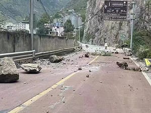 (影) 四川6.8強震釀7死 多處道路中斷、山崩 距震央226公里的成都也有感