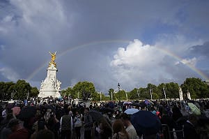倫敦天空乍現雙彩虹！時間點恰好在女王駕崩前 民眾嘆:她真的離開了