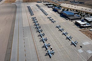 美軍A-10攻擊機導彈、戰術射擊比賽精彩登場 37架列隊 場面壯觀