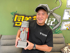 公司大門遭「砂石車」撞破！草爺曝驚悚畫面：不幸中的大幸