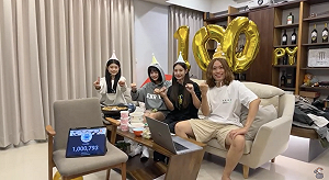 剛獲走鐘兩大獎！YouTuber賤葆開直播迎「百萬訂閱」