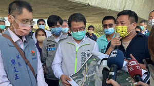 立院實地考察「農地砂石山」 洪申翰砲轟鍾東錦：只顧砂石利益不顧鄉親安全