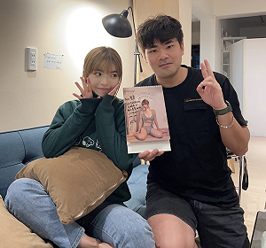 網紅阿圓親送寫真 蔡哥「最喜歡」！合照網驚：夫妻臉