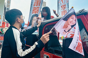 陳其邁深夜送暖李雨蓁 支持者也送運彩期盼逆轉勝