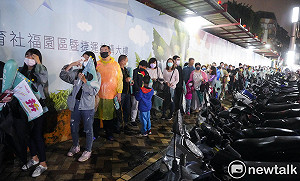 現場直擊》大雨不斷陳時中取消夜市掃街 支持者擠爆人行道與陳合影