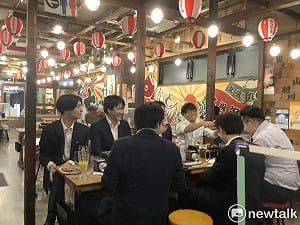 劉黎兒觀點》逆轉德國爽啦！日本球迷嗨翻開心舉杯慶祝 股票、岸田支持率都上漲