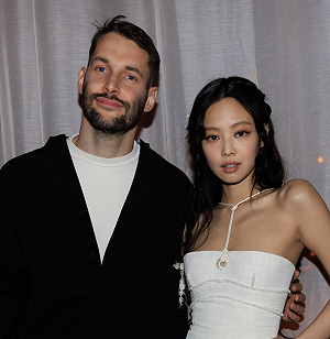 Jennie再爆花邊新聞！擁吻陌生男子畫面流出