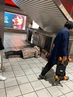 一言不合就棒式？女子等捷運順便練核心 北捷：勸導不聽可拒絕運送