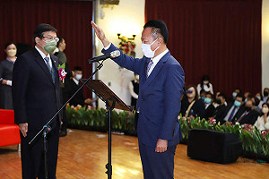 嘉義縣長翁章梁宣誓就職 上任首日批示三公文