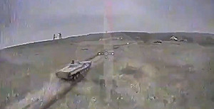 「神風特攻」自殺視角曝光！烏軍FPV穿越機帶炸藥 猛襲俄軍裝甲車