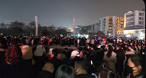 許昌上千民眾放煙火抗議與警對峙! 警烏龍亂抓圍觀大媽 群眾包圍派出所
