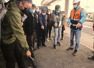 扯！卓冠廷踢爆捷運三鶯線手扶梯擋住民家店門口 修車廠無法進出