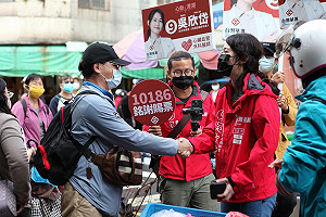 港湖新希望？吳欣岱市場拜年 攤販誇：比高嘉瑜漂亮！