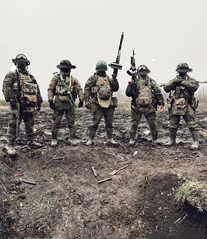 （影）前線士兵又快打光了? 瓦格納在莫斯科大樓上打巨幅徵兵廣告