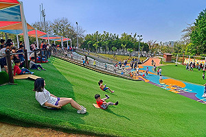 市區也可以滑草 春節連假嘉市特色公園讓小孩放電