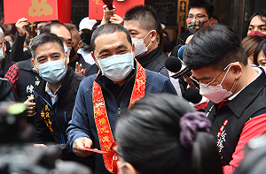 侯友宜初一發福袋 婦人突「下跪磕頭」陳情