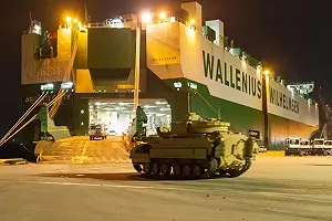 M1A2還沒譜、M2A2先送交 美軍援烏克蘭步兵戰車裝船啟運
