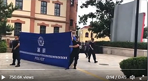 (影) 中國警察演習應對白紙革命 網酸：不過就對付張白紙 成本太高了
