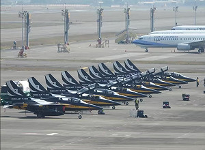 韓空軍「黑鷹表演隊」10機降落高雄 中媒氣跳腳：挑釁「一中原則」