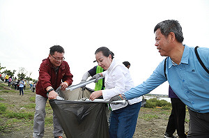 世界地球日揪團淨灘 張花冠率隊擦亮高跟鞋教堂