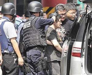 警匪槍戰駁火對峙３小時 天道盟太陽會劉邦誠棄械投降