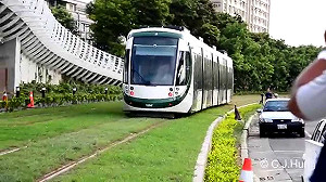 高雄輕軌車門卡住 乘客拍影片PO網喊扯