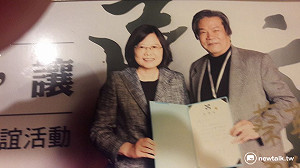 蔡有全告別式 老戰友柯建銘等覆蓋民進黨黨旗