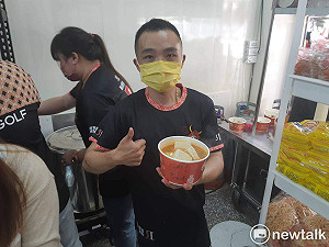 嘉義鐵工師傅轉行賣麻辣鴨血臭豆腐 餐點品名太勁爆