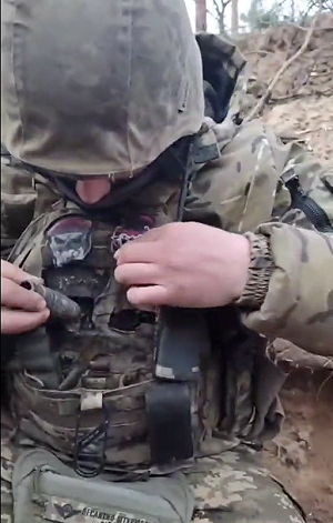 (影)每天都和死神擦肩而過！ 烏軍秀幸運「子彈穿心」照 網：可過第二個生日了