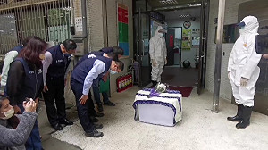 誰下令開槍？他轟：向狒狒鞠躬獻花 推給獵人「陰錯陽差」就沒責任？