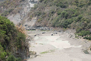 國軍協助曾文水庫清淤 翁章梁慰問五四工兵群發加菜金