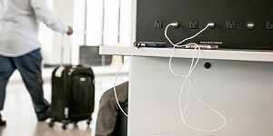 出國旅遊小心！FBI 警告：別用免費充電站「USB 孔」