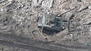 (影) 俄大規模機械化縱隊遭痛擊! T-72坦克整粒好好丟戰場 烏軍趁夜開回來