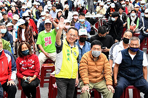 賴坤成與500多民眾赴台東縣議會抗議！籲政府落實「土地正義」