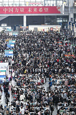 （影）人潮大爆滿! 中國五一亂象頻發 旅館床下竟有屍體 網友直呼可怕