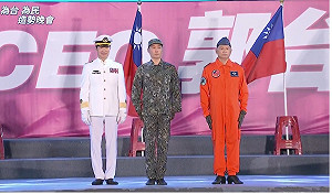 身穿「軍服」為郭台銘造勢站台 林靜儀質疑違法：造浪者恐變海嘯