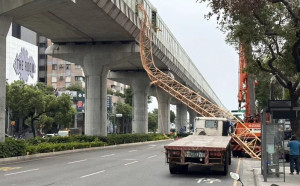 絕命中捷站... 興富發建案施工吊臂砸毀列車釀1死8傷 部分路段停駛