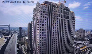 (影)驚悚瞬間曝光！興富發建案吊臂掉落直插中捷列車 市府罰27萬元勒令停工