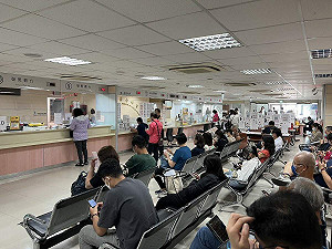 關太久 放寬後外交部雲嘉南辦事處護照申請量驟增2.2倍