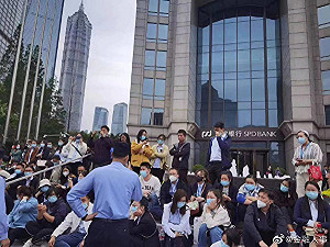 跟官方說的不一樣！中國金融業逢減薪潮 員工不滿 集體罷工抗議