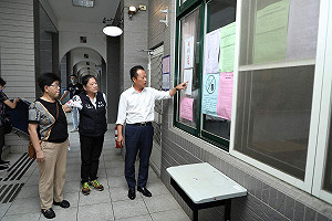 翁章梁視察民雄農工會考考場整備 預祝考生下筆如有神