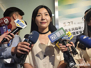 女舉牌「柯文哲歧視女論」遭館長公審 吳沛憶：國昌老師不用出來咆哮嗎？太離譜了！