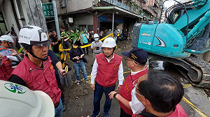 新莊瓊林路自來水管爆裂電線桿倒塌 侯友宜指揮市府團隊立即處理化解危機