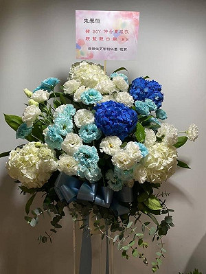 「親藍名嘴」四叉貓刻意設計花色 網友搶送朱學恒花籃 署名成亮點