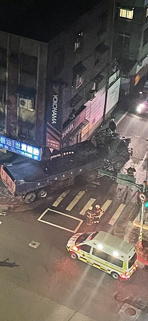 砂石車撞信義區民宅「換柱了」！議員爆與新北工程有關 新北工務局反擊