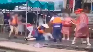 (影) 厲害了我的國！陸風景區筏船工用槳打遊客 還鬧船行一半討紅包糾紛